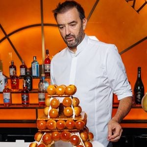 Le pâtissier proposera une adresse dédiée au chocolat

Cyril Lignac lors du lancement du livre "La roue tourne" de S.Campion à la brasserie Chez Francis à Paris le 4 octobre 2026. © Sébastien Frémont / Bestimage