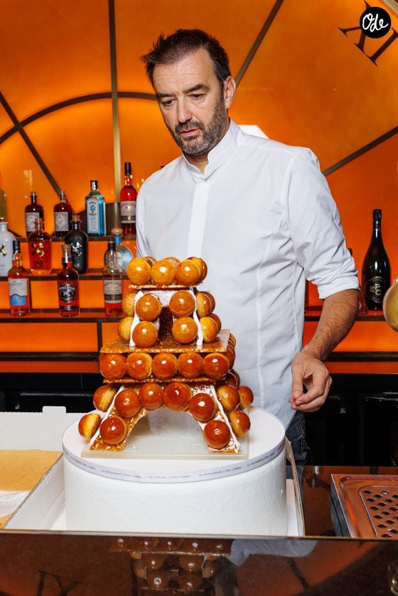 Le pâtissier proposera une adresse dédiée au chocolat

Cyril Lignac lors du lancement du livre "La roue tourne" de S.Campion à la brasserie Chez Francis à Paris le 4 octobre 2026. © Sébastien Frémont / Bestimage