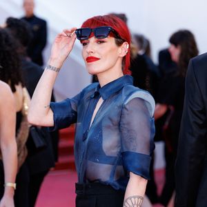 Une réponse qui a tout changé pour la fille de Jean-Pierre Ayache. "Toute ma peur est tombée parce qu'en fait, en tant que maman, je pense qu'elle a senti, qu'elle savait avant que je lui dise", a-t-elle confié.

Jennifer Ayache - Montée des marches du film « Karma » lors du 79ème Festival International du Film de Cannes, le 15 mai 2026. © Jacovides-Moreau / Bestimage