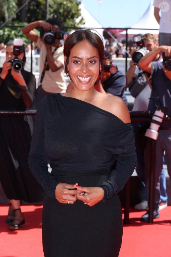 La coach de The Voice ne parle pas de régime strict, mais plutôt de rééquilibrage alimentaire. Et elle a notamment supprimé quatre aliments notoirement mauvais tels, "soda, fast-food, pain et fromage", dévoile-t-elle. 

Amel Bent assiste au tapis rouge et à la projection de Zan O Bacheh à Cannes, France, le 22 mai 2025, dans le cadre du Festival de Cannes. Photo par Jerome Domine/ABACAPRESS.COM
