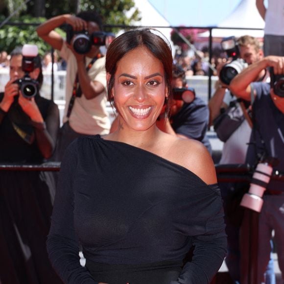 La coach de The Voice ne parle pas de régime strict, mais plutôt de rééquilibrage alimentaire. Et elle a notamment supprimé quatre aliments notoirement mauvais tels, "soda, fast-food, pain et fromage", dévoile-t-elle. 

Amel Bent assiste au tapis rouge et à la projection de Zan O Bacheh à Cannes, France, le 22 mai 2025, dans le cadre du Festival de Cannes. Photo par Jerome Domine/ABACAPRESS.COM