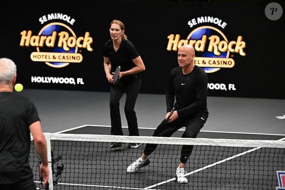 Hollywood, Floride  - Les légendes du tennis devenues rois du pickleball : Andre Agassi et Steffi Graf ont conquis les courts lors du Pickleball Slam 2, remportant une victoire palpitante face à leurs redoutables adversaires John McEnroe et Maria Sharapova.  2024 (Backgrid USA / Bestimage).