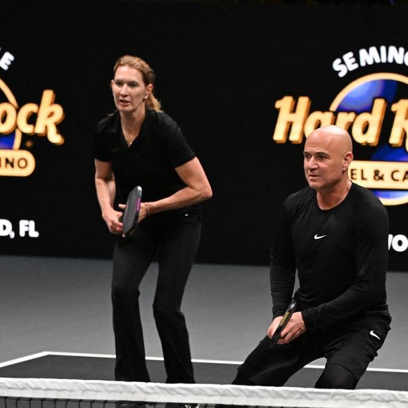 Hollywood, Floride  - Les légendes du tennis devenues rois du pickleball : Andre Agassi et Steffi Graf ont conquis les courts lors du Pickleball Slam 2, remportant une victoire palpitante face à leurs redoutables adversaires John McEnroe et Maria Sharapova.  2024 (Backgrid USA / Bestimage).