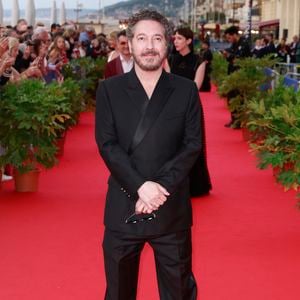 "Je descends d’un tableau et d’une lignée de femmes qui m’ont enseigné le goût de la littérature et l’importance de ne pas gâcher les bons moments", a-t-il écrit dans son livre


Guillaume Gallienne  - La 39e édition du festival du film romantique de Cabourg,  samedi 14 juin 2025. © Christophe Aubert via Bestimage