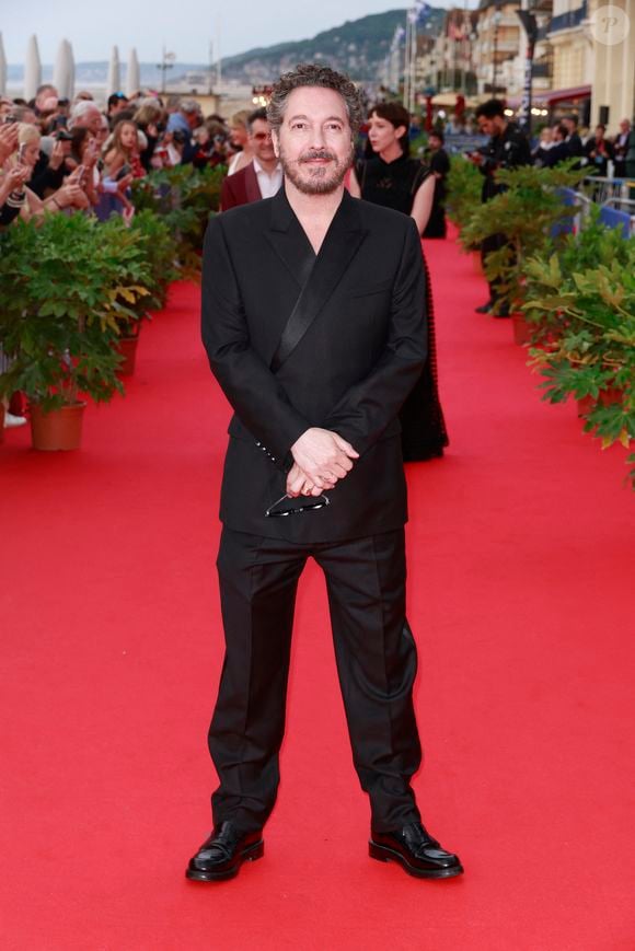 "Je descends d’un tableau et d’une lignée de femmes qui m’ont enseigné le goût de la littérature et l’importance de ne pas gâcher les bons moments", a-t-il écrit dans son livre


Guillaume Gallienne  - La 39e édition du festival du film romantique de Cabourg,  samedi 14 juin 2025. © Christophe Aubert via Bestimage