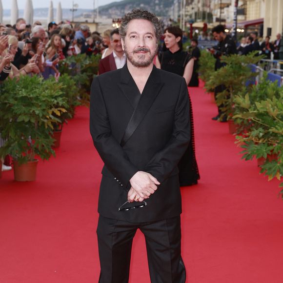 "Je descends d’un tableau et d’une lignée de femmes qui m’ont enseigné le goût de la littérature et l’importance de ne pas gâcher les bons moments", a-t-il écrit dans son livre


Guillaume Gallienne  - La 39e édition du festival du film romantique de Cabourg,  samedi 14 juin 2025. © Christophe Aubert via Bestimage