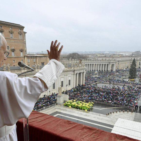 6 janvier 2026, Cité du Vatican : le pape Léon XIV lors de l’Angélus place Saint-Pierre, au Vatican. ANSA / Vatican Media. Photo fournie par le bureau de presse de Vatican Media, exclusivement destinée à l’illustration de contenus journalistiques. (Crédit photo : © ANSA via ZUMA Press / Bestimage)