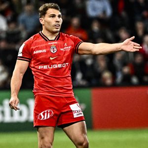 À 29 ans, il affiche un palmarès exceptionnel.
Antoine Dupont (st) - Toulouse bat les Sharks (56 - 19) lors de la Coupe d'Europe de rugby, sous le regard de T.Pesquet, à Toulouse, le 7 décembre 2025. © Thierry Breton / PsnewZ / Bestimage
