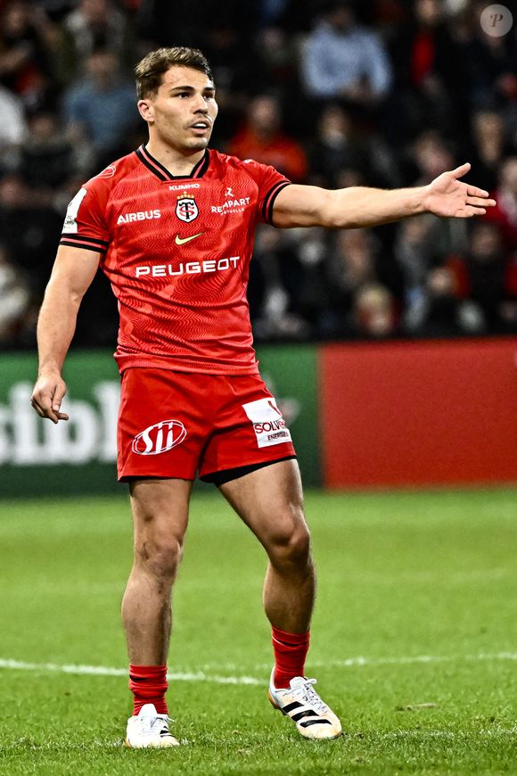 À 29 ans, il affiche un palmarès exceptionnel.
Antoine Dupont (st) - Toulouse bat les Sharks (56 - 19) lors de la Coupe d'Europe de rugby, sous le regard de T.Pesquet, à Toulouse, le 7 décembre 2025. © Thierry Breton / PsnewZ / Bestimage
