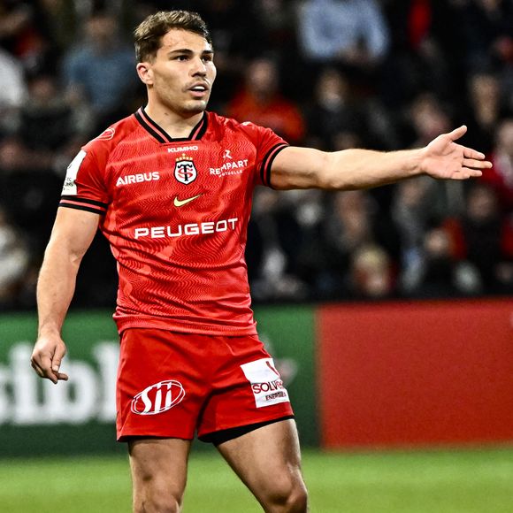 À 29 ans, il affiche un palmarès exceptionnel.
Antoine Dupont (st) - Toulouse bat les Sharks (56 - 19) lors de la Coupe d'Europe de rugby, sous le regard de T.Pesquet, à Toulouse, le 7 décembre 2025. © Thierry Breton / PsnewZ / Bestimage