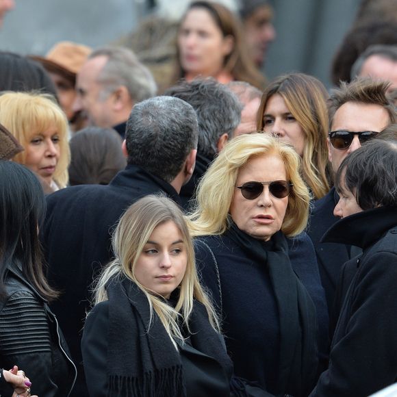 Darina Scotti, Sylvie Vartan - Sorties de l'église de la Madeleine après les obsèques de Johnny Hallyday à Paris le 9 décembre 2017. © Veeren / Bestimage