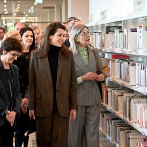 Les livres et les grands auteurs sont devenus des compagnons indispensables pour panser ses blessures.

Le prince Albert II de Monaco, la princesse Caroline de Hanovre, Charlotte Casiraghi et Mélanie-Antoinette de Massy ont inauguré la médiathèque Caroline à Monaco, le 10 décembre 2025. 

© Bruno Bebert / Bestimage