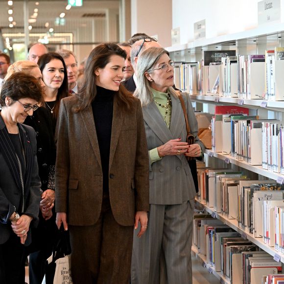 Les livres et les grands auteurs sont devenus des compagnons indispensables pour panser ses blessures.

Le prince Albert II de Monaco, la princesse Caroline de Hanovre, Charlotte Casiraghi et Mélanie-Antoinette de Massy ont inauguré la médiathèque Caroline à Monaco, le 10 décembre 2025. 

© Bruno Bebert / Bestimage
