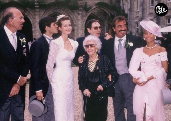 Exclusif - Archives - Jean-Pierre Marielle, Paul et Luana Belmondo, Robert Hossein, Jean-Paul Belmondo, sa mère Madeleine et sa femme Natty - Mariage de Paul Belmondo et Luana Tenca en 1990 File Photo - Exclusive - French actor Jean-Paul Belmondo