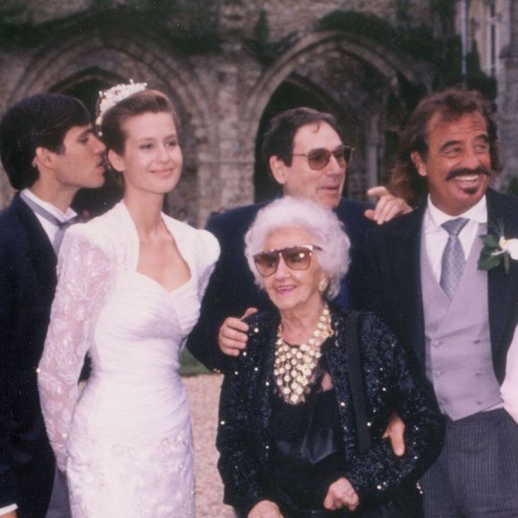 Exclusif - Archives - Jean-Pierre Marielle, Paul et Luana Belmondo, Robert Hossein, Jean-Paul Belmondo, sa mère Madeleine et sa femme Natty - Mariage de Paul Belmondo et Luana Tenca en 1990 File Photo - Exclusive - French actor Jean-Paul Belmondo
