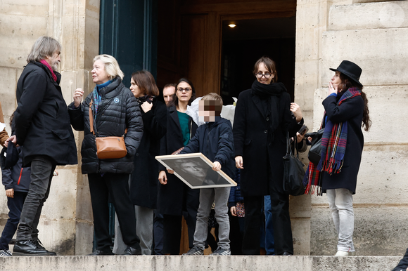 Sa femme Valérie Keruzoré ainsi que leurs enfants Louise et Hélios étaient présents.

Exclusif - Valérie Keruzoré (femme de Tcheky Karyo) et leurs enfants Louise et Hélios - La famille et les proches de Tchéky Karyo à la sortie de l'hommage en l'église Saint Roch à Paris le 13 novembre 2025. AGENCE / BESTIMAGE
