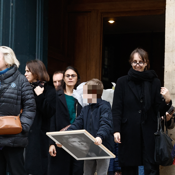 Sa femme Valérie Keruzoré ainsi que leurs enfants Louise et Hélios étaient présents.

Exclusif - Valérie Keruzoré (femme de Tcheky Karyo) et leurs enfants Louise et Hélios - La famille et les proches de Tchéky Karyo à la sortie de l'hommage en l'église Saint Roch à Paris le 13 novembre 2025. AGENCE / BESTIMAGE