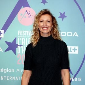 Alexandra Lamy au photocall des arrivées de la cérémonie de clôture du 27ème Festival International du Film de Comédie de l'Alpe d'Huez, France, le 20 janvier 2024. © Dominique Jacovides/Bestimage