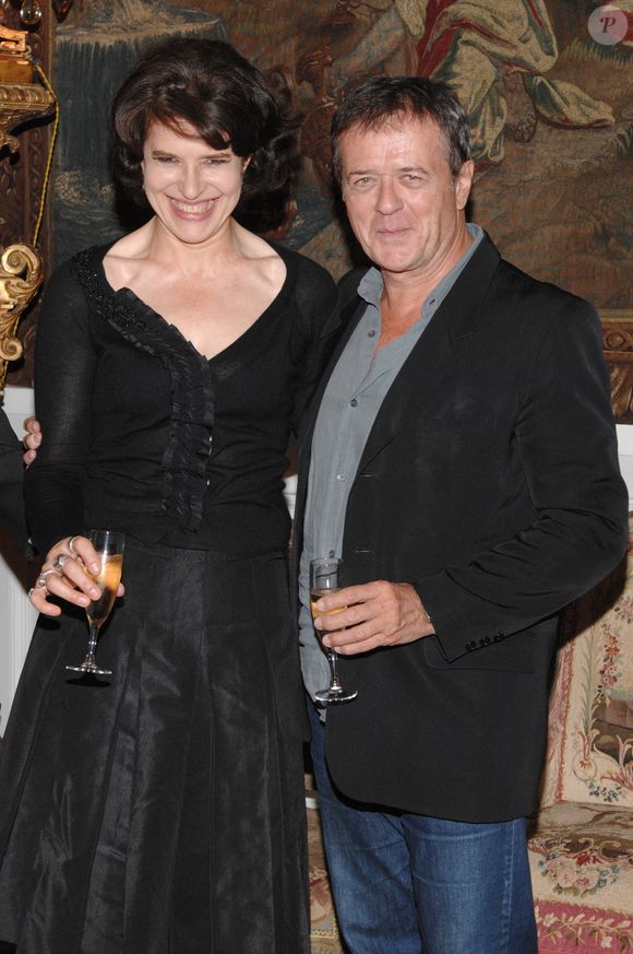 L'actrice française Fanny Ardant et le réalisateur français Patrice Chereau posent ensemble lors d'un cocktail organisé à l'ambassade du Portugal à Paris, France, le 28 septembre 2006. Fanny Ardant et Patrice Chereau ouvriront la nouvelle saison du théâtre Sao Carlos de Lisbonne avec des représentations en français. Photo Nicolas Khayat/ABACAPRESS.COM