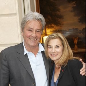 Exclusif - Alain Delon, Nicole Calfan - Cérémonie de remise des insignes de commandeur de l'ordre national du mérité à Mireille Darc au Palais de l'Elysée.