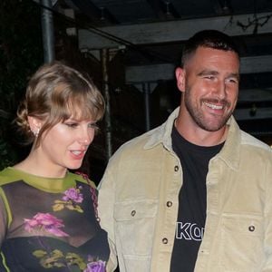 Le couple aurait réservé le Madison Square Garden, mythique salle de Manhattan à New York, pour se dire oui autour du 4 juillet, jour de la fête nationale américaine.

Taylor Swift et son compagnon Travis Kelce à la sortie de l'hôtel "Waverly Inn" à New York.
The ImageDirect / Bestimage