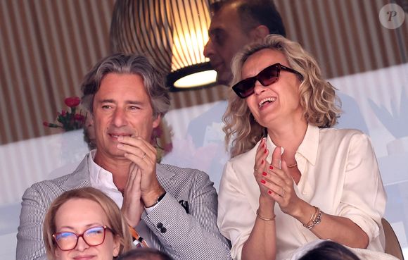 Laurent Solly et sa femme Caroline Roux - Célébrités dans les tribunes de la finale homme des Internationaux de France de tennis de Roland Garros 2024 à Paris le 9 juin 2024. © Jacovides-Moreau/Bestimage