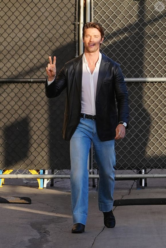 Los Angeles, CA - Patrick Schwarzenegger fait une entrée élégante au Jimmy Kimmel Live à Hollywood, attirant l'attention à son arrivée. (Backgrid USA / Bestimage).