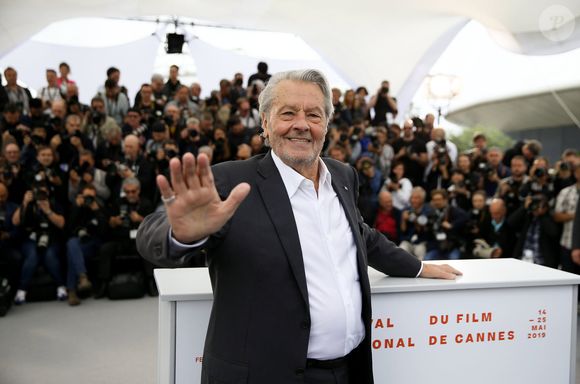 On apprend que la toute dernière volonté de l'acteur a été respectée, elle concerne son enterrement
Photocall de la Palme d’or d’honneur à Alain Delon lors du 72ème Festival International du film de Cannes. Le 19 mai 2019 
© Jacovides-Moreau / Bestimage
