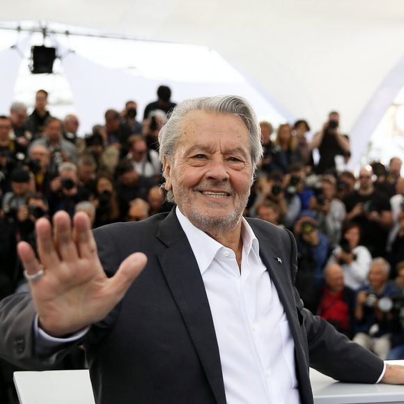 On apprend que la toute dernière volonté de l'acteur a été respectée, elle concerne son enterrement
Photocall de la Palme d’or d’honneur à Alain Delon lors du 72ème Festival International du film de Cannes. Le 19 mai 2019 
© Jacovides-Moreau / Bestimage