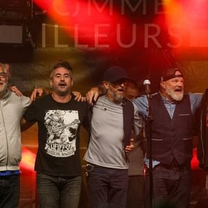 Le chef joue de la batterie et chante parfois au sein du groupe de rock Chef & The Gang.

Le groupe "Chef & The Gang" du chef Philippe Etchebest en concert au profit des sinistrés des incendies en Gironde, en lien avec le Secours Populaire Français et organisé par Marc Dalla Samba, lui-même lourdement touché par les incendies, le 30 août 2026 à Lacanau-Océan en Gironde ©Jean-Marc LHOMER/Bestimage