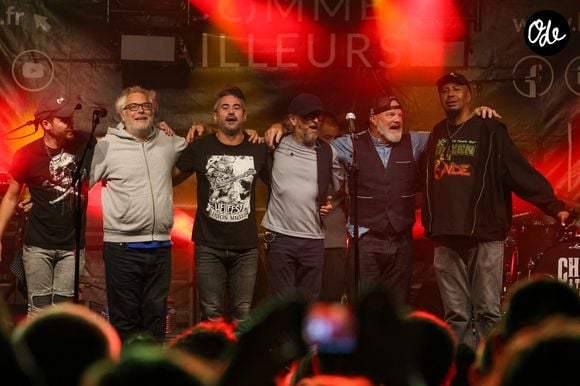 Le chef joue de la batterie et chante parfois au sein du groupe de rock Chef & The Gang.

Le groupe "Chef & The Gang" du chef Philippe Etchebest en concert au profit des sinistrés des incendies en Gironde, en lien avec le Secours Populaire Français et organisé par Marc Dalla Samba, lui-même lourdement touché par les incendies, le 30 août 2026 à Lacanau-Océan en Gironde ©Jean-Marc LHOMER/Bestimage