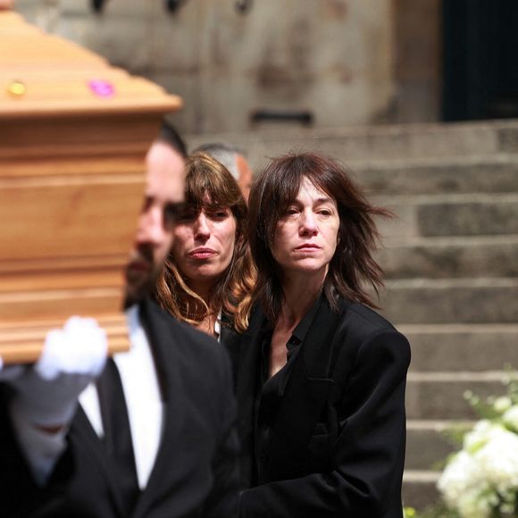 Lou Doillon et Charlotte Gainsbourg - Sorties des obsèques de Jane Birkin en l'église Saint-Roch à Paris. Le 24 juillet 2023
© Jonathan Rebboah / Panoramic / Bestimage