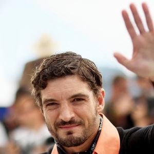 Niels Schneider au photocall du film "La Bataille De Gaulle : L'Âge De Fer" (De Gaulle : Tilting Iron) lors du 79ème Festival International du Film de Cannes, France, le 21 mai 2026. © Jacovides-Moreau/Bestimage