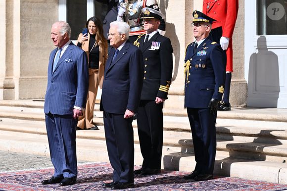 Le roi Charles III étant actuellement en visite d'état à Rome

Le roi Charles III d'Angleterre et Camilla Parker Bowles, reine consort d'Angleterre, accueillis par Sergio Mattarella, le président italien, à leur arrivée au palais du Quirinal à Rome, le 7 avril 2025. 
© Zuma Press / Bestimage