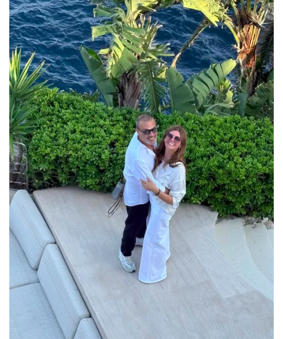 Pour se réconforter, elle porte quotidiennement les vêtements de son compagnon, un geste symbolique qui lui procure un sentiment d’apaisement.

Véronika Loubry et son compagnon Gérard Kadoche, photo partagée sur Instagram le 30 octobre 2025.