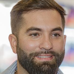 Ce dimanche 8 mars 2026, le chanteur a ainsi craqué et s’est filmé sur son compte Snapchat avec sa petite fille dans les bras. 

Exclusif - Le chanteur Kendji Girac en séance de dédicaces pour son autobiographie Mi vida à la Librairie du Furet du Nord à Lille, France, le 1er octobre 2025. © Stephane Vansteenkiste/Bestimage