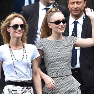 Vanessa Paradis et sa fille Lily-Rose Depp - Sorties du défilé de mode "Chanel", collection Haute-Couture automne-hiver 2018/2019, à Paris. Le 3 juillet 2018 © CVS-Veeren / Bestimage