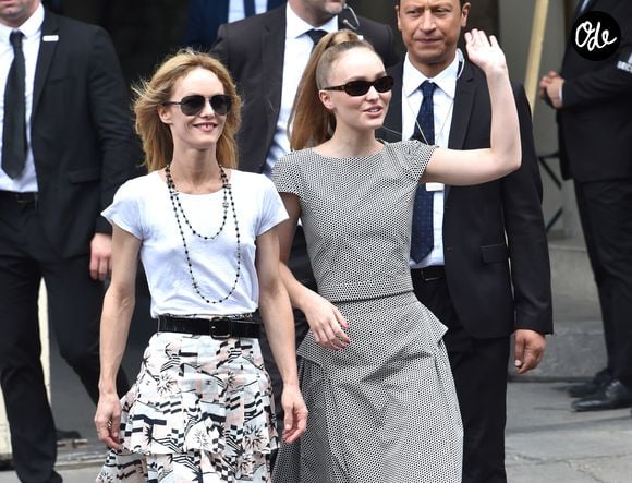 Vanessa Paradis et sa fille Lily-Rose Depp - Sorties du défilé de mode "Chanel", collection Haute-Couture automne-hiver 2018/2019, à Paris. Le 3 juillet 2018 © CVS-Veeren / Bestimage