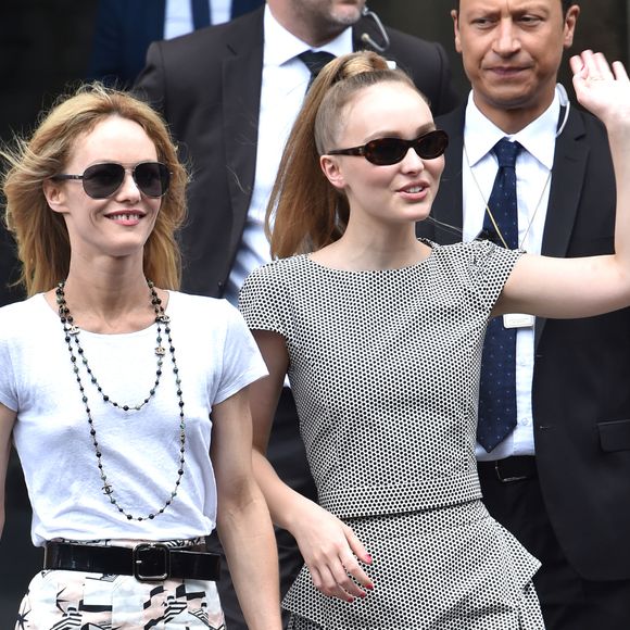 Vanessa Paradis et sa fille Lily-Rose Depp - Sorties du défilé de mode "Chanel", collection Haute-Couture automne-hiver 2018/2019, à Paris. Le 3 juillet 2018 © CVS-Veeren / Bestimage