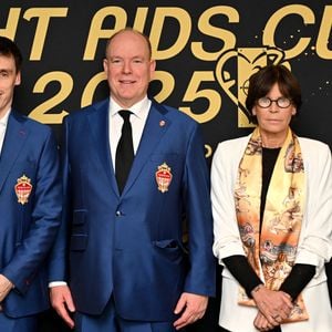 Avec ses deux soeurs, Stéphanie et Caroline, le prince Albert aime passer du temps avec ses nièces et ses neveux.

Louis Ducruet, le prince Albert II de Monaco et sa soeur la princesse Stéphanie durant la soirée de Gala au Fairmont hotel à Monaco après  la cinquième édition de la Fight Aids Cup, un match de football caritatif qui s'est déroulé au stade Louis II à Monaco, le 22 janvier 2025. 

© Bruno Bebert / Bestimage