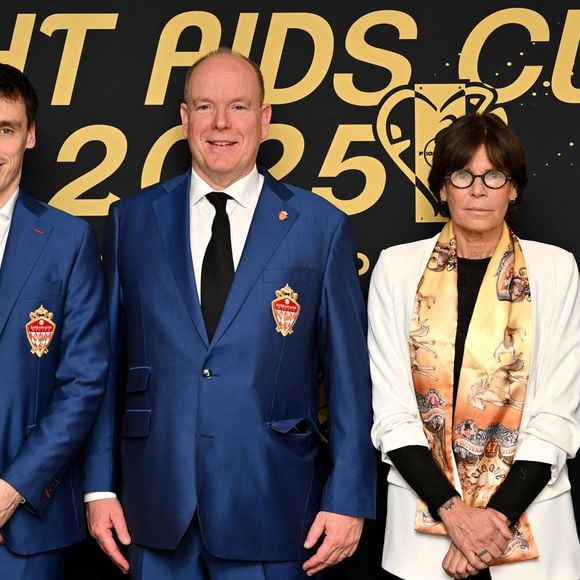 Avec ses deux soeurs, Stéphanie et Caroline, le prince Albert aime passer du temps avec ses nièces et ses neveux.

Louis Ducruet, le prince Albert II de Monaco et sa soeur la princesse Stéphanie durant la soirée de Gala au Fairmont hotel à Monaco après  la cinquième édition de la Fight Aids Cup, un match de football caritatif qui s'est déroulé au stade Louis II à Monaco, le 22 janvier 2025. 

© Bruno Bebert / Bestimage