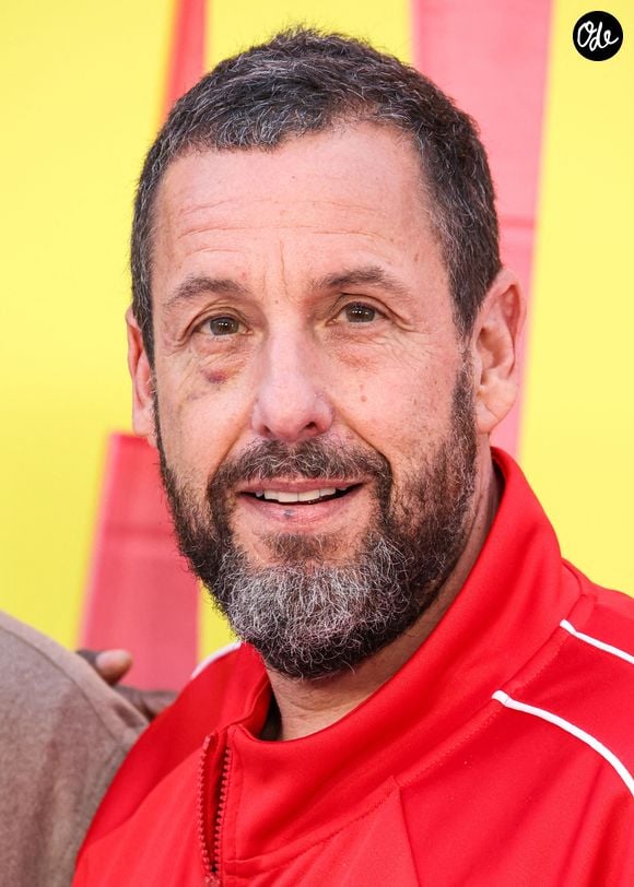 Adam Sandler, ami de longue date du couple, a officié en tant que maître de cérémonie.

Adam Sandler arrive à la première à Los Angeles de la série « Roommates » de Netflix, qui s'est tenue à l'Egyptian Theatre le 13 avril 2026 à Hollywood, Los Angeles, Californie, États-Unis. Copyright : Xavier Collin/Image Press Agency/ABACAPRESS.COM