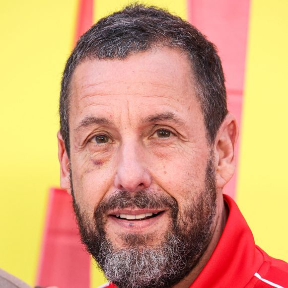 Adam Sandler, ami de longue date du couple, a officié en tant que maître de cérémonie.

Adam Sandler arrive à la première à Los Angeles de la série « Roommates » de Netflix, qui s'est tenue à l'Egyptian Theatre le 13 avril 2026 à Hollywood, Los Angeles, Californie, États-Unis. Copyright : Xavier Collin/Image Press Agency/ABACAPRESS.COM