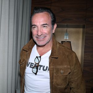 Jean Dujardin - Vernissage de l'exposition photos et du livre "La Boxe fait son cinéma" à l’hôtel Brach à Paris le 23 Septembre 2025. Ces clichés rendent hommage à plus de cinquante acteurs immortalisés dans des scènes où le noble art rencontre le 7ème art. © Denis Guignebourg/Bestimage