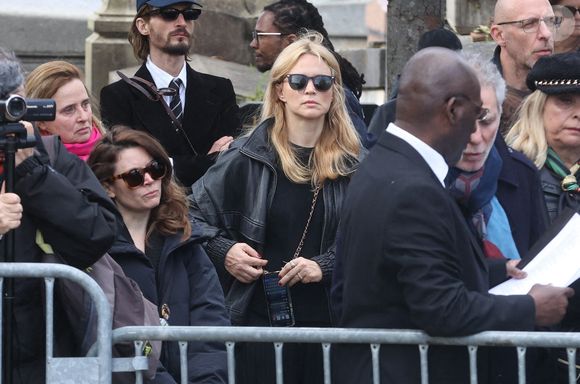 Virginie Efira arrive à l'enterrement de l'actrice belge Emilie Dequenne au crématorium du cimetière du Père Lachaise à Paris, France, le 26 mars 2025. Photo by Jerome Domine/ABACAPRESS.COM