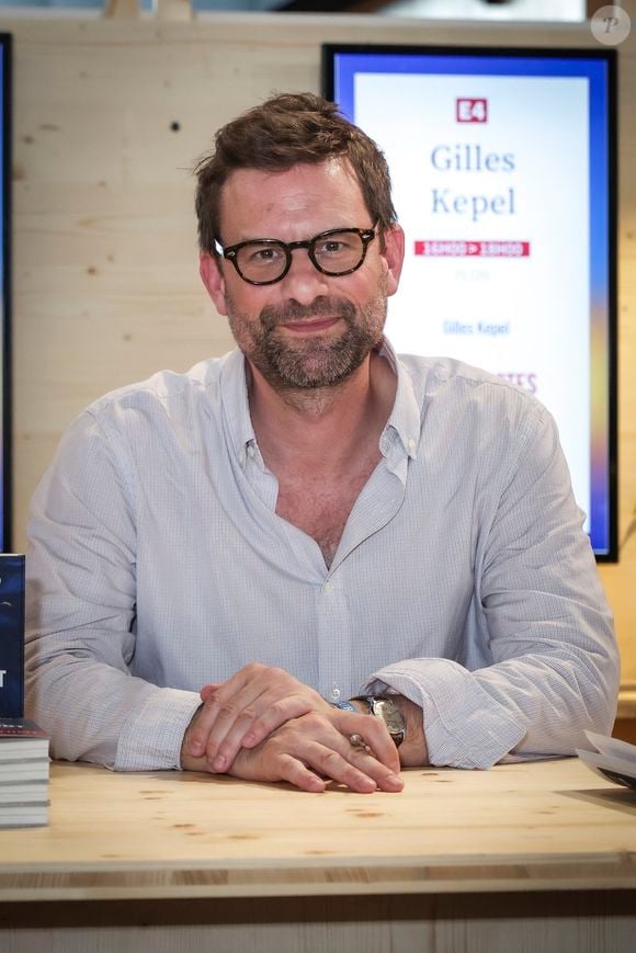 “Le hasard, ou autre chose, a voulu que ma mère disparaisse le 5 décembre, un an jour pour jour après mon père” écrit-il
Nicolas Mathieu, lors du Festival du Livre à Paris, France, le 13 avril 2024. © Jack Tribeca / Bestimage