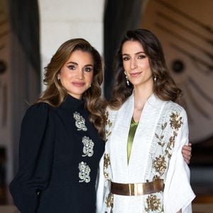 Le prince héritier Hussein et la princesse Rajwa de Jordanie vont être parents ! La Cour royale hachémite a annoncé le 10 avril que l'aîné de la reine Rania et du roi Abdallah II et son épouse attendaient leur premier enfant cet été - DOSSIER - La reine Rania Al Abdullah de Jordanie (à gauche) pose avec la fiancée de son fils, Rajwa Al Saif, lors de la cérémonie de fiançailles, à Riyad, en Arabie saoudite, le 17 août 2022. © Balkis Press/ABACAPRESS.COM