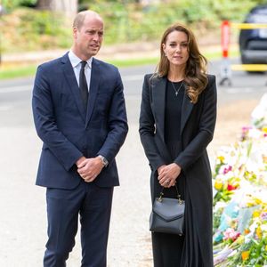 Le prince William, prince de Galles, et Catherine (Kate) Middleton, princesse de Galles regardent les hommages floraux laissés par les membres du public aux portes de Sandringham House à Norfolk, Royaume Uni après la mort de la reine Elisabeth II. (Backgrid UK/ Bestimage).