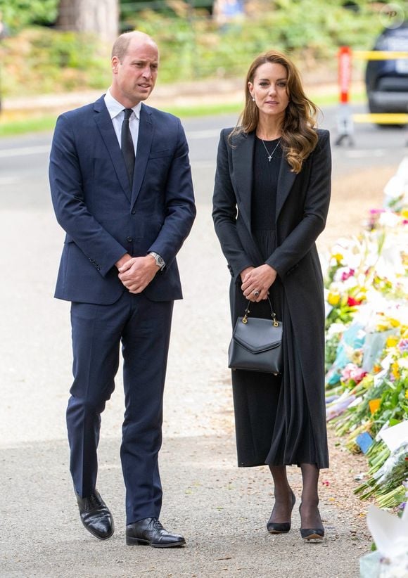 Le prince William, prince de Galles, et Catherine (Kate) Middleton, princesse de Galles regardent les hommages floraux laissés par les membres du public aux portes de Sandringham House à Norfolk, Royaume Uni après la mort de la reine Elisabeth II. (Backgrid UK/ Bestimage).