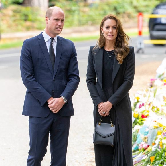 Le prince William, prince de Galles, et Catherine (Kate) Middleton, princesse de Galles regardent les hommages floraux laissés par les membres du public aux portes de Sandringham House à Norfolk, Royaume Uni après la mort de la reine Elisabeth II. (Backgrid UK/ Bestimage).